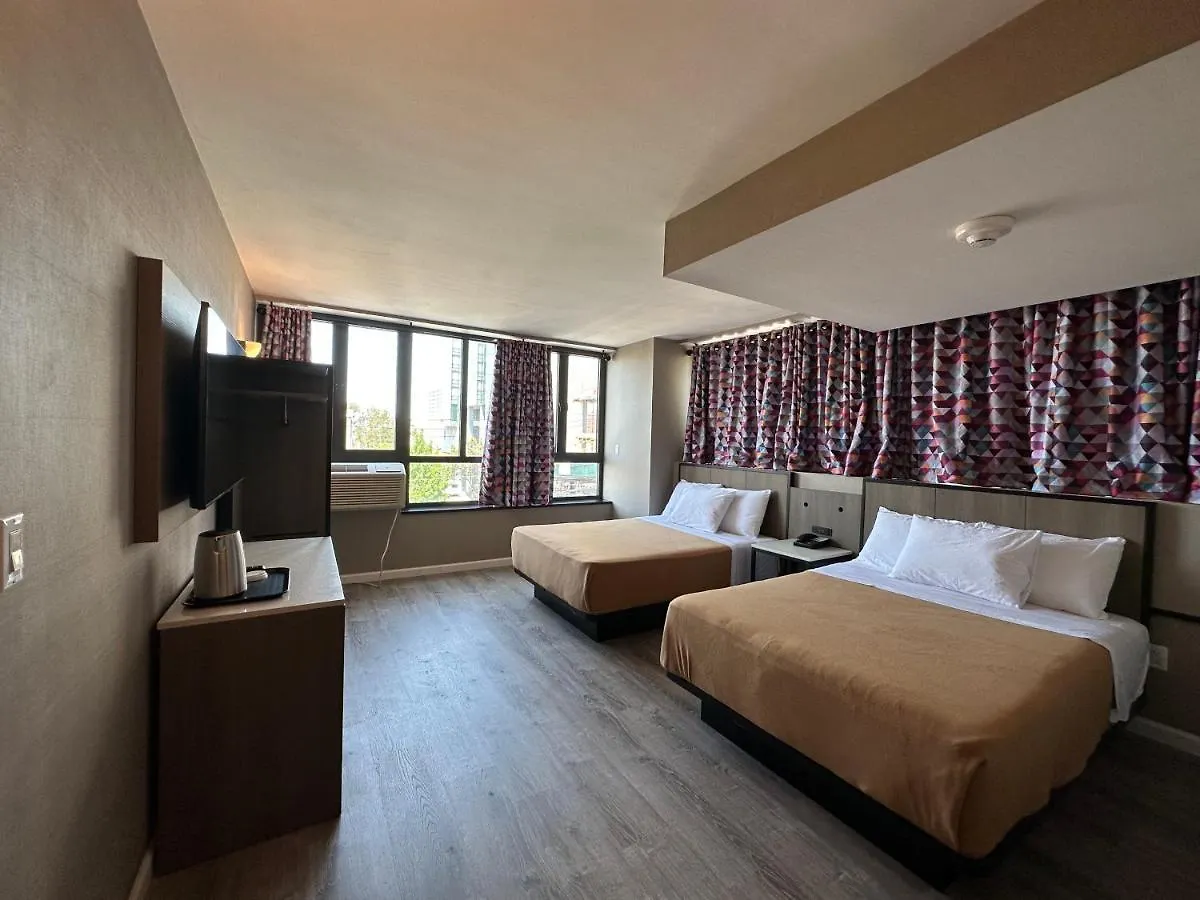 Regal Inn & Suites New York Laguardia Hotel 3*,