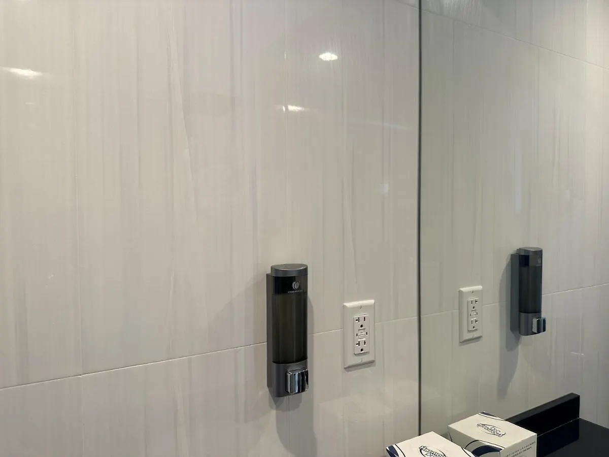 Regal Inn & Suites New York Laguardia Hotel